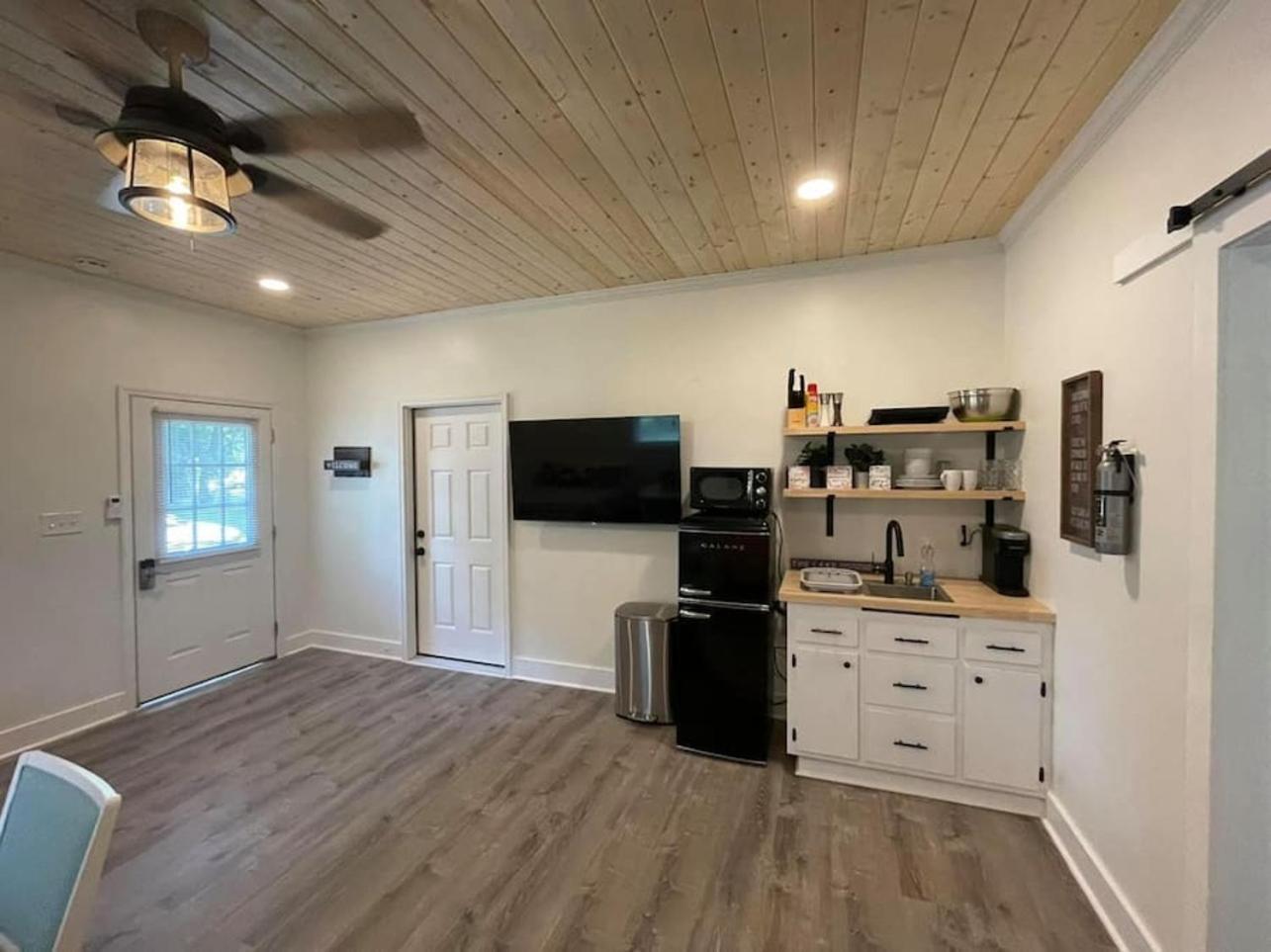 Beautifully Renovated Studio 2 Miles From Marina! Winchester Exterior photo